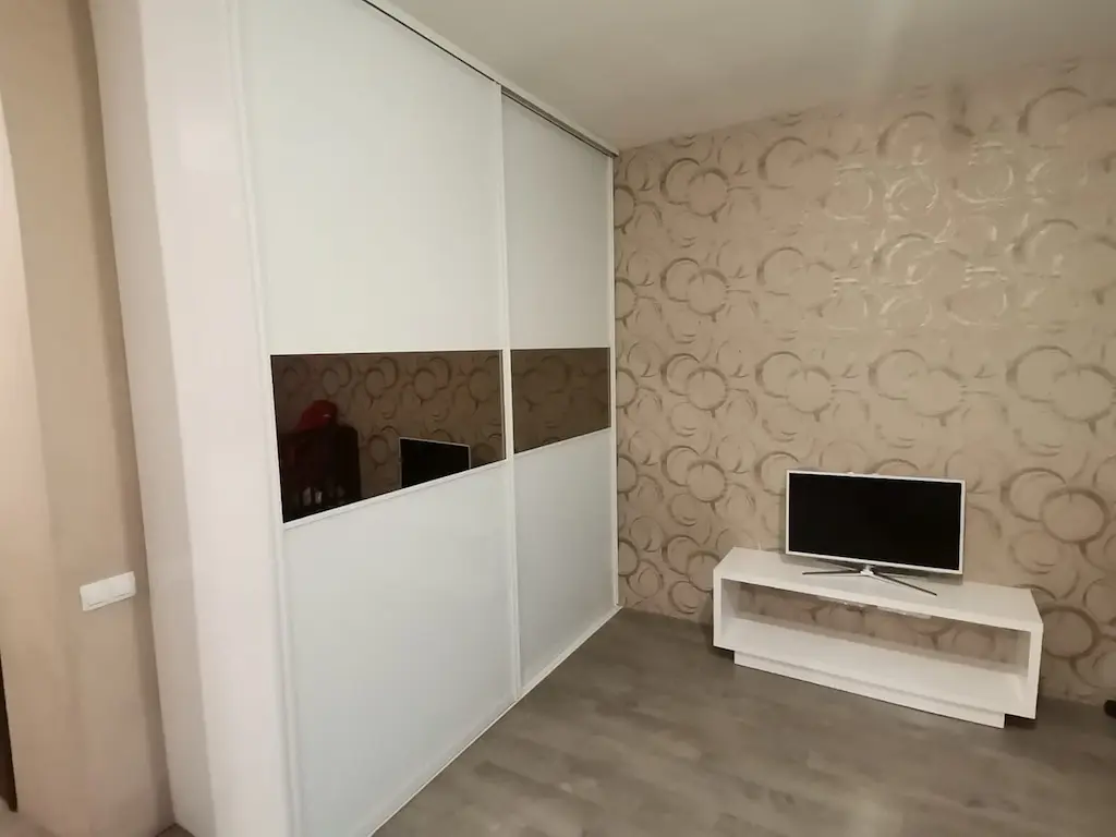 Встроенный шкаф-купе с раздвижными дверями и врезными зеркалами